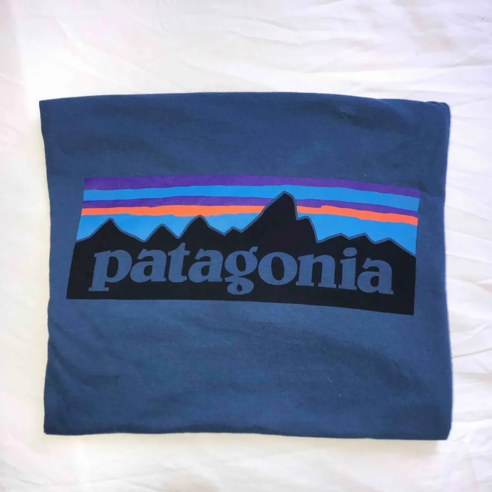 Patagonia t-shirt i något använt men super bra skick! Köparen står för frakt 🗻. T-shirts.