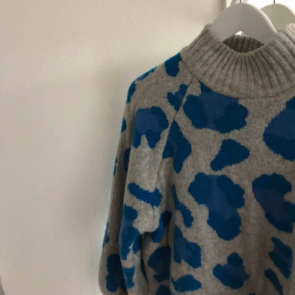 Fin tröja från H&M! Använd lite i höstas men inte alls mycket👍🏼 frakt kan bli rätt dyr eftersom den är väldigt tjock😬. Stickat.