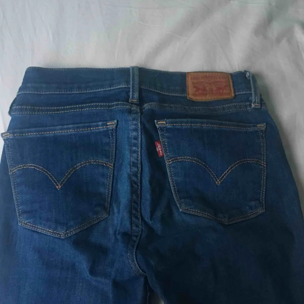 Såå snygga Levi’s jeans i super skinny size.  Säg till om ni vill ha fler bilder:) . Jeans & Byxor.