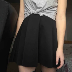  - Kjol i fint skick, kommer tyvärr inte till användning. Frakt tillkommer. 