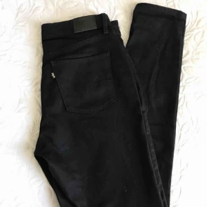  - HELT NYA Levis-jeans, aldrig använda endast testade 1 gång. Ingen lapp kvar då den ramlat av.  300kr + ev frakt (vi kan dela på frakten, 30kr var)  Endast seriösa hör av sig tack! Nypris 1000kr, så 300kr prutat och klart!😊🌸