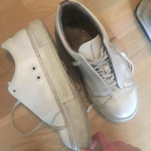  - Eytys i använt skick. Ett skosnöre behöver bytas ut. Då de är i skinn går de alltid att putsa upp lite, absolut användbara!! 