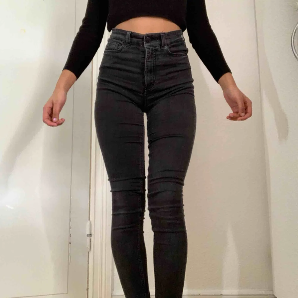 👅svarta skinny jeans från monki, väldigt sköna men är lite för stora för mig!👅. Jeans & Byxor.