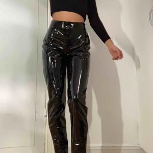  - 👅black vinyl pants, dragkedja vid ena höften och på båda benen där nere. Lite för stora för mig👅 🖤Köparen betalar för frakten🖤 💡Kan mötas Lund-Malmö💡 👹Högsta bud får plagget👹