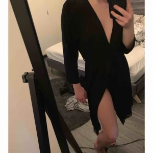  - Morgonrock i runt bomullstyg. Storlek XS, aldrig använd, endast testad då den var för stor för mig. Ordinarie pris 499 kr. Morgonrocksmodellen Malin. Köparen står för frakten. Ej inräknad i priset än. 