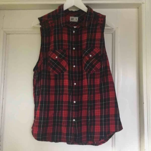  - Häftig flanellväst med nitar och knäppning. 🥀  Vid frakt betalar köparen frakten.