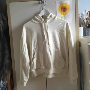  - Snygg äggvit hoodie från divided som tyvärr inte kommer till användning. Vid frakt står köparen för frakt! 🌷
