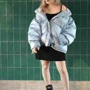  - Champion dunjacka i jätte bra skick! Jätte snygg oversize!! Frakt tillkommer