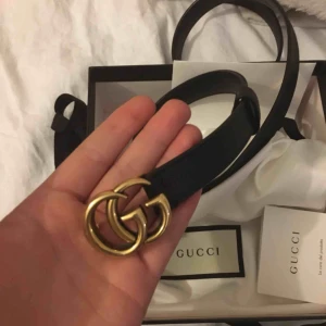  - Säljer mitt Gucci bälte, kvitto och box medföljds Äkta, & knappt använt. Säljer pga att jag inte får någon användning av det.  2200kr och jag betalar frakten.  Eller 1998kr och ni betalar frakten. 