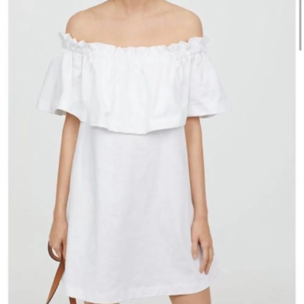 En vit fin off shoulder klänning i strl L men är mer som en M. Aldrig använd. Stryks såklart innan den skickas. 80 kr. Frakt tillkommer . Klänningar.