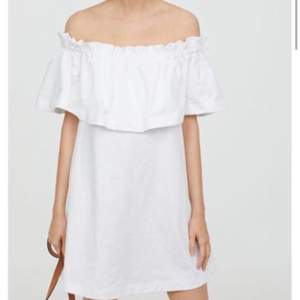 En vit fin off shoulder klänning i strl L men är mer som en M. Aldrig använd. Stryks såklart innan den skickas. 80 kr. Frakt tillkommer 