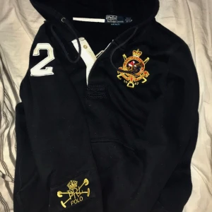  - Snygg Ralph Lauren hoodie i storleken M. Köpt för 1500 & knappt använd. Kan gå ner i pris vid snabb affär. Frakten ingår.