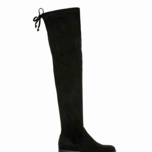  - Snygg stretchstövel i svart textilmocka. Over-kneemodell, rund tå och funktionell dragkedja. Passar både till vardag och fest. | fint skick | nypris 599kr