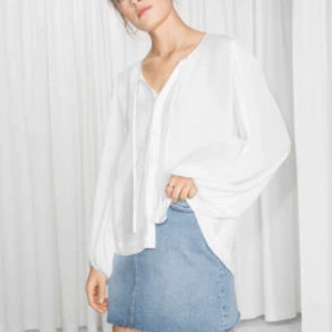  - Vit blus med knytning och puffiga ärmar från & other stories. Strl S