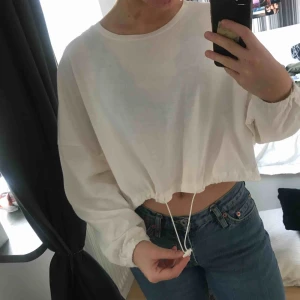  - justerbar tröja från bikbok i strl m. vit med fluffiga armar och man kan välja hur tight den ska sitta. 60kr + frakt (30kr)
