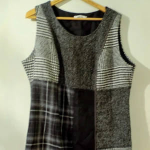  - Grå klänning med lappmönster