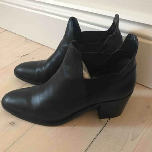  - Ett par näst intill oanvända skor från Zara Woman. Skorna är i äkta skinn.