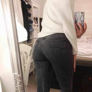 Supersnygga gråa jeans från Lee, storlek 29. Ber om ursäkt för dåliga bilder men jeansen är i fint skick. Har klippt av dom så vet ej längden men jag är 175cm och på mig sitter dom bra! 100kr + 40kr frakt.