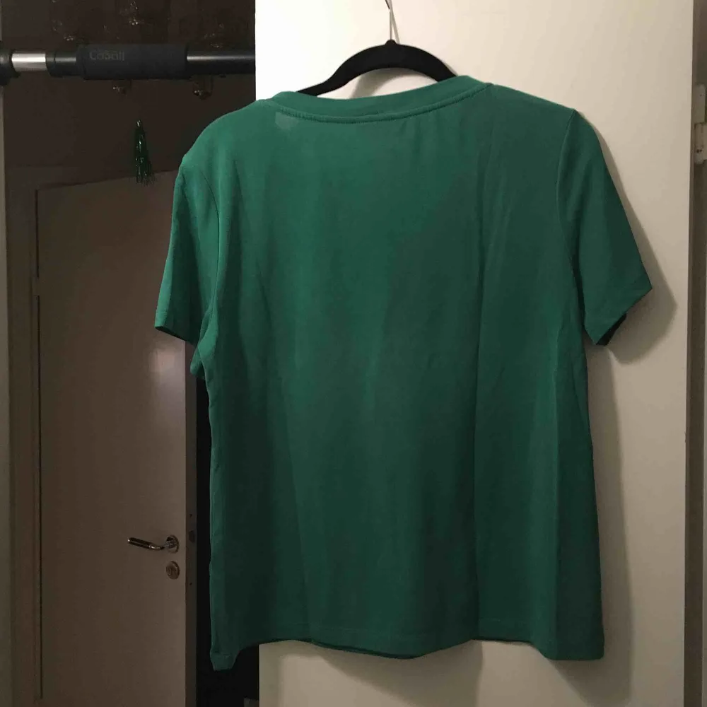 Grön t-shirt från Monki. Fint, mjukt material. Skickas mot frakt. . T-shirts.