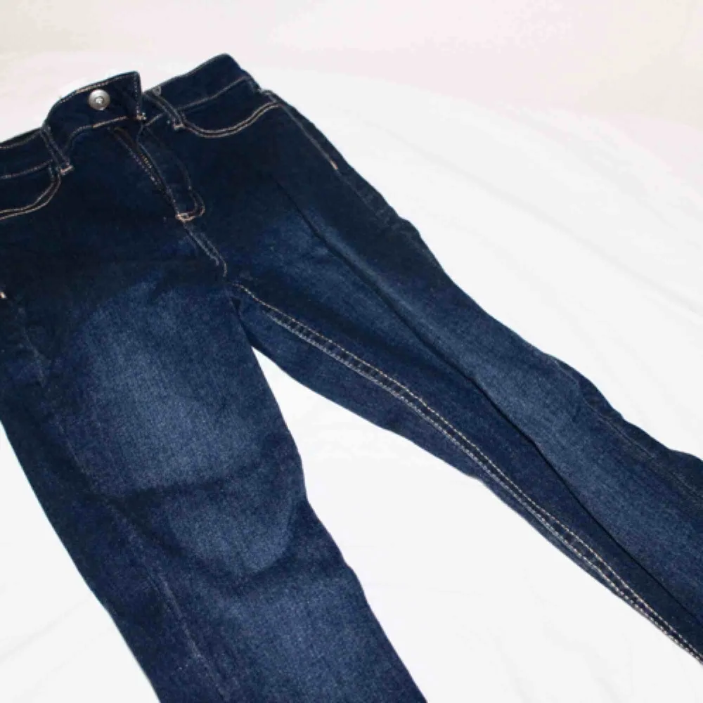 Helt nya CALZEDONIA jeans som liknar GinaTricots Molly jeans! Nypris: 399kr!  Säljer billigt då de är lite små för mig, kan passa upp till en mindre S (26/30). De är midjehöga. Jeans & Byxor.