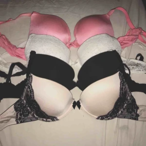  - Bh , bh-ar  4 st bh-ar (paketpris) - ”150”  , Rosa- 65 B :45 kr,  Vitspets - 65 B : 45 kr , Svart push-up 70 B: 55 kr (SÅLD), Rosa med svartspets (ny) 70 B: SÅLD!