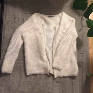  - Fluffig och gosig kofta från Soaked in Luxury. Koftan är vit och i väldigt bra skick 🌟