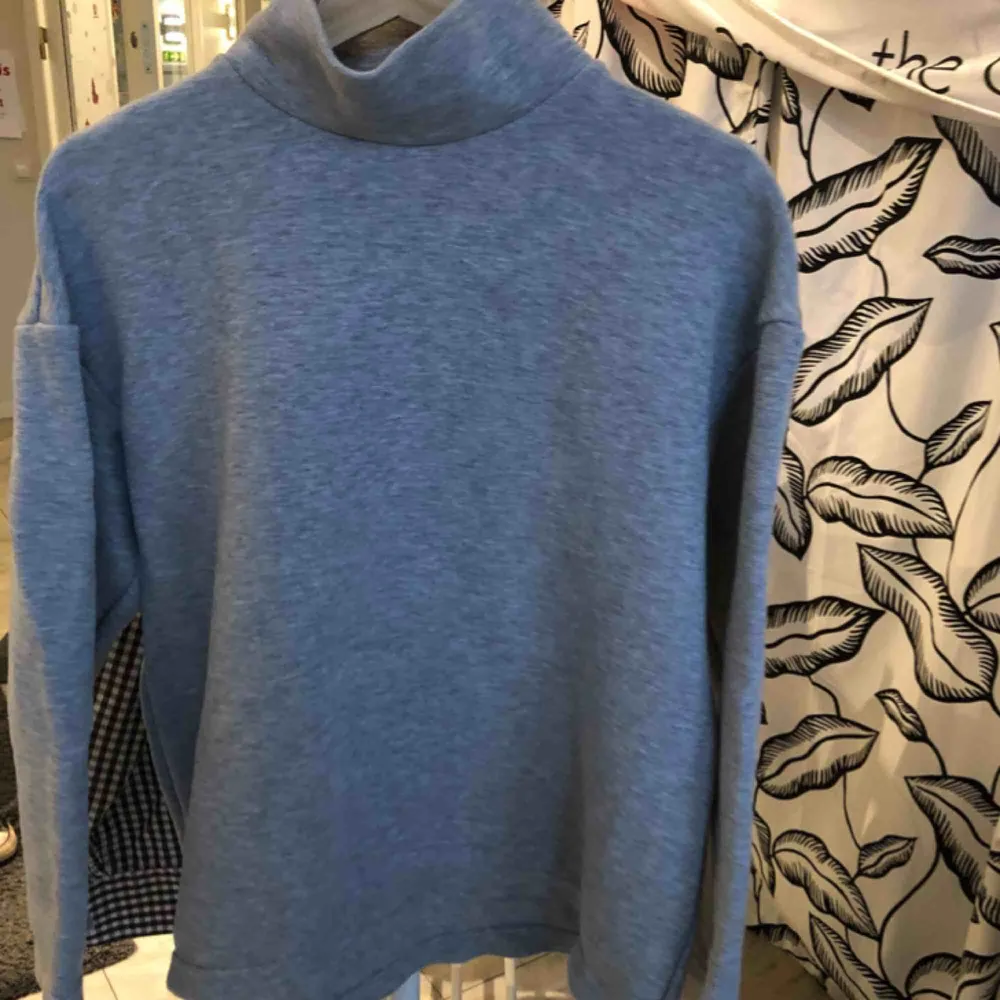 En basic grå styv tröja från Cos i bra skick. Köparen står för eventuell frakt (50kr), annars kan jag mötas upp i Helsingborgsområdet.. Skjortor.