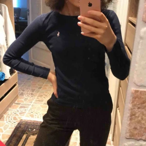  - Ralph Lauren kids tröja  Är 162cm, smal och tröjan passar mig Nyskick, inga fläckar, inget trasigt