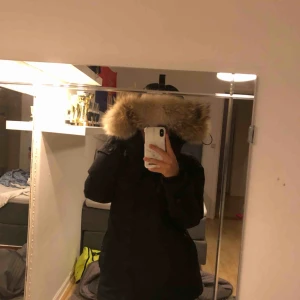  - Säljer min Nobis jacka, har använt den halva vintern 2018. Självklart är jackan ÄKTA och ingen kopia, tjejmodell. Man stänger jackan med hjälp av magneter & dragkedja! Väldigt varm tycker jag & bra kvalité!  NYPRIS 12.000kr! Göteborg 