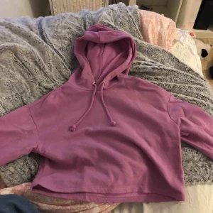  - Croppad lila Hoodie 