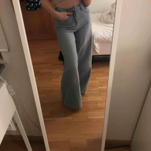  - snygga utsvängda jeans <3 strl 34