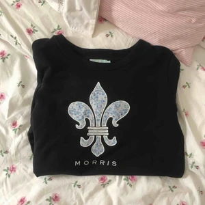 - Morris tröja (marinblå) storlek XS, i bra skick och använd max två gånger, lite längre i modellen, passar dom som har storlek S annars!!  Köparen står för fraktpris💗