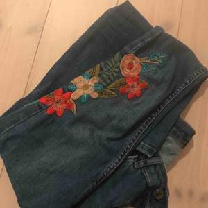 Jeans från Zara, kommer tyvärr inte till användning då dom har blivit för små:( Ett litet hål varav priset! 