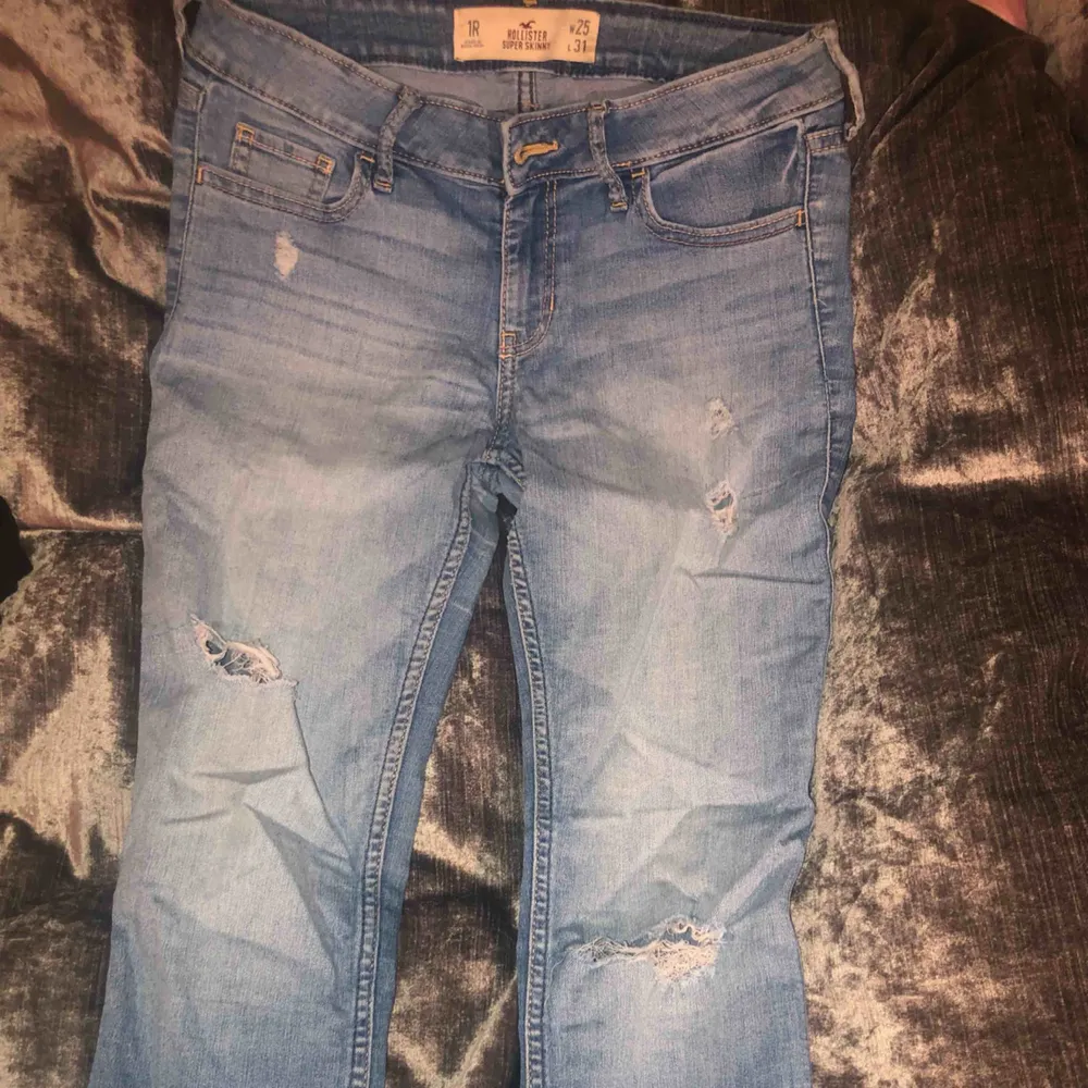 Ljusblå jeans från HOLLISTER med slitningar i strl W25 L31. . Jeans & Byxor.