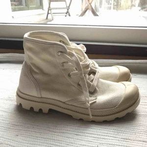  - Superfräscha palladium tygskor i off white med beige sula. Köpta oanvända på Plick, jag har använt ett fåtal gånger men de är så gott som nya. Står strl 39 men palladium skor är små så passar bättre en 38a. Sjukt snygga till våren!  Frakt ingår✨