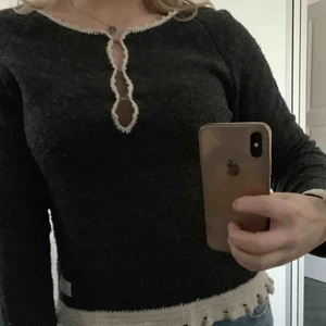  - Säljer min favorittröja som fått många komplimanger genom åren. Den är stickad i mörkgrå färg och har vit, stickad spets, samt en rosett på baksidan. sitter snyggt. Mycket bra skick. Orginalpris 1700 kronor så passa på!:)