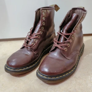  - Veganska Dr Martins-kängor. Finns ingen storleksmärkning men bör passa storlek 42!