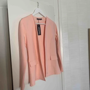  - ⭐️✨kavaj/ cardigan från boohoo. aldrig använd- prislapp sitter kvar! köpt i strl 38, men är mer en 36a. möts i sthlm eller betalar köparen frakt.✨⭐️