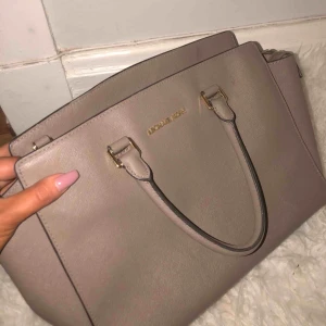  - Äkta väska ifrån Michael kors köpt på Michael kors i London. 