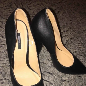  - Svarta högklackade skor från Forever 21 Storlek 39. 