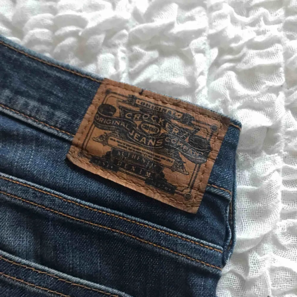 Äkta crocker-jeans som säljs då jag ej använder dem. Benen har sytts upp för att de var för långa (jag är 172cm) bra skick. Orginalpris ca 700kr Frakt ingår i priset, jag står inte för om posten slarvar bort paketet.. Jeans & Byxor.