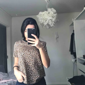  - Snygg leopard t shirt, aldrig använd