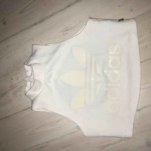  - Vit adidaslinne i fint skick. Enda skavank är en litet hål som syns på bild tre