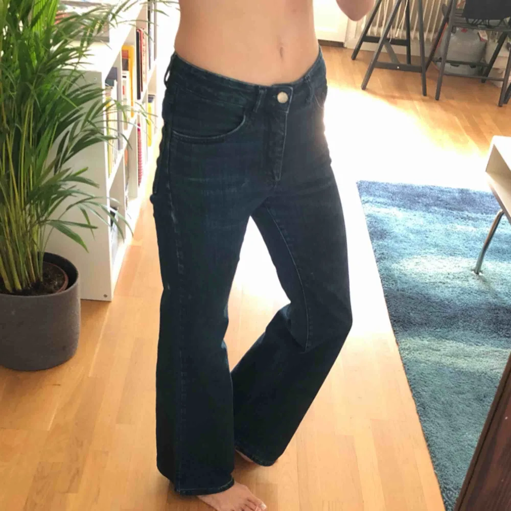 Vida Acne jeans strlk 27/32. En lite vit missfärgning i tyger, se bild, den är på baksidan av en låret. Kan skicka fler bilder. . Jeans & Byxor.