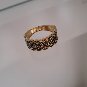  - Vintage secondhand ring i guldpläterad metall. Frakt: 9kr