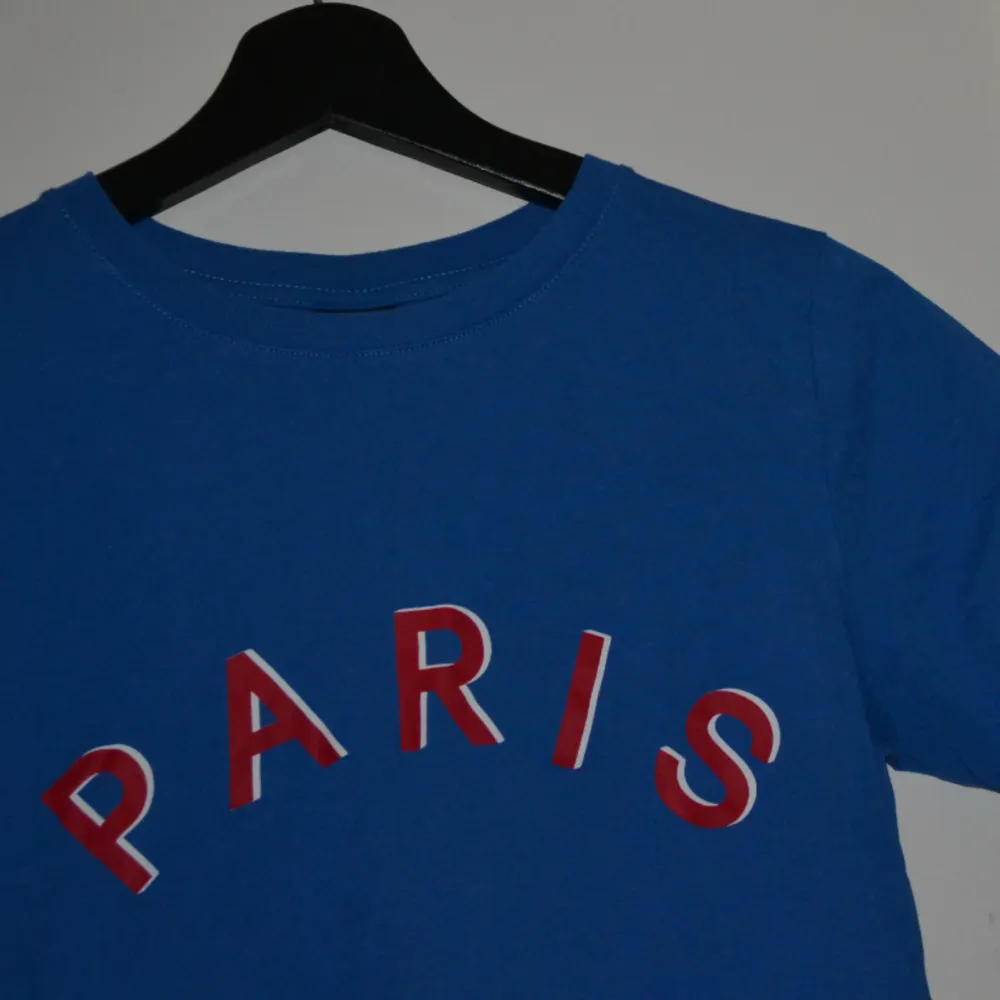 Paris tee 🇫🇷  superfin och lätt att matcha! Frakt ingår ej. T-shirts.
