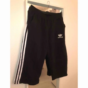  - Trekvartslånga shorts, storlek L. Funkar både till dam & herr. Om plagget önskas skickas står köparen för frakten.