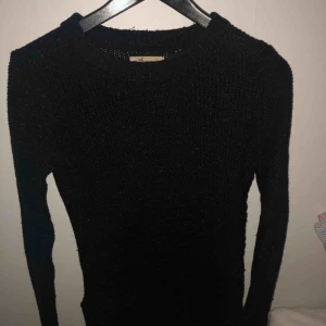  - Fin mörkblå stickad tröja ifrån Hollister  Använd 2 gånger så ser helt ny ut 