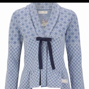  - Säljer min Odd Molly kofta i storlek 1 vilket motsvarar S, men passar XS & M med. 👚 använd ca 1-2 gånger och i bra skick 💸 nypris : 1795 