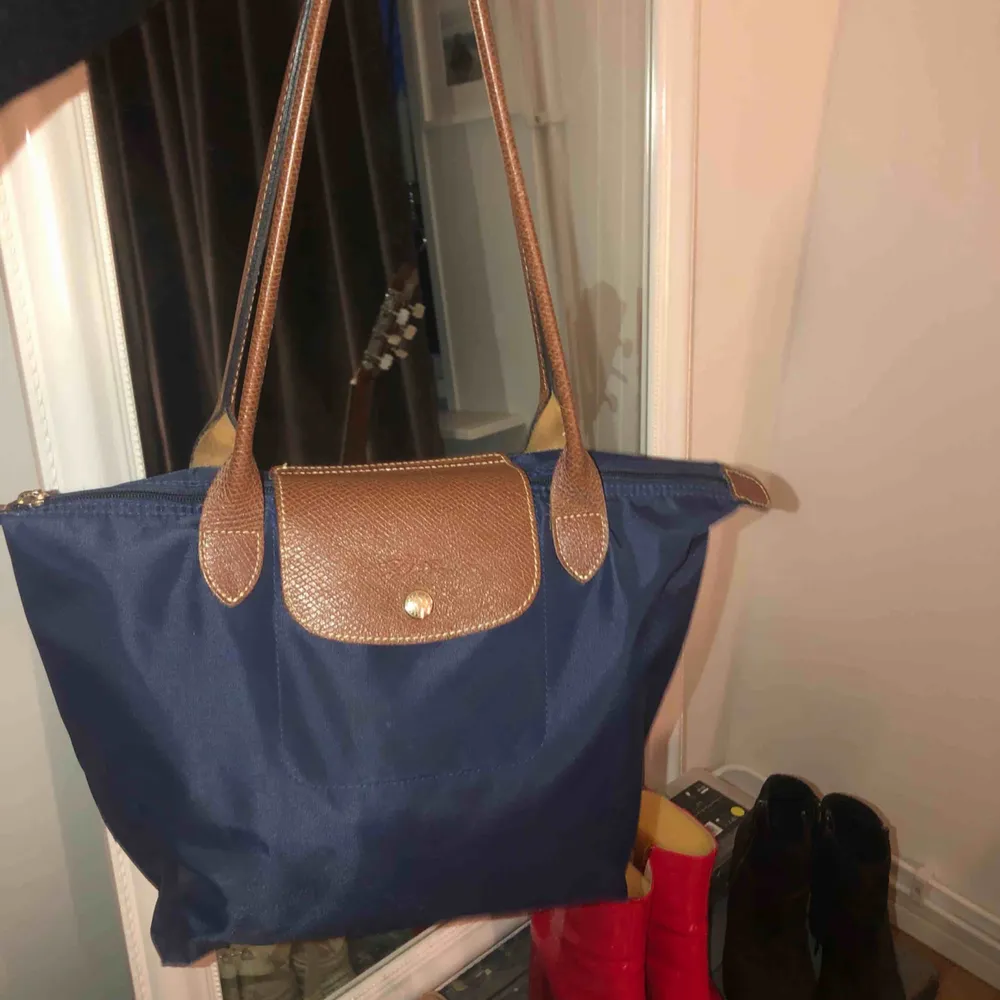 Longchamp väska i marinblå, som oanvänd. Accessoarer.